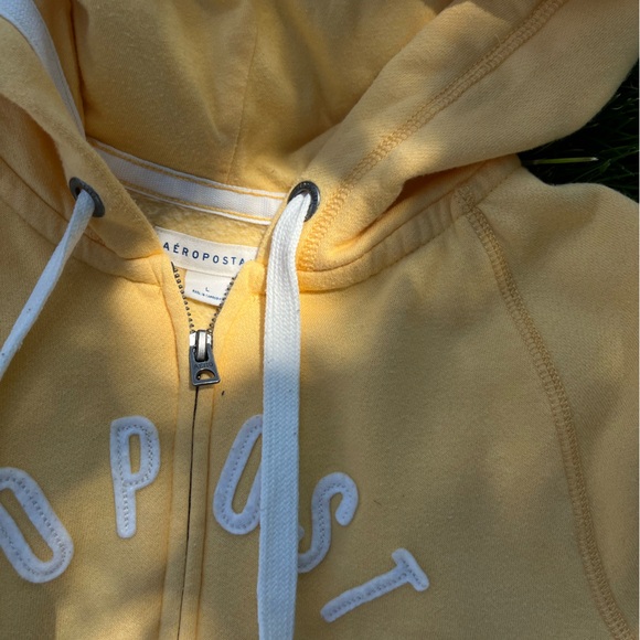 2000s Yellow Drawstring Kangaroo Pocket Zip Up Hoodie || AEROPOSTALE - Picture 3 of 3